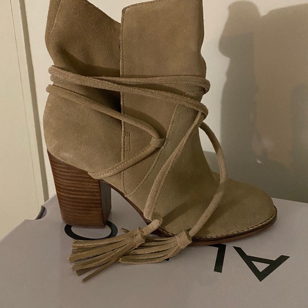 Nice boots 👢 excellent condition wore once